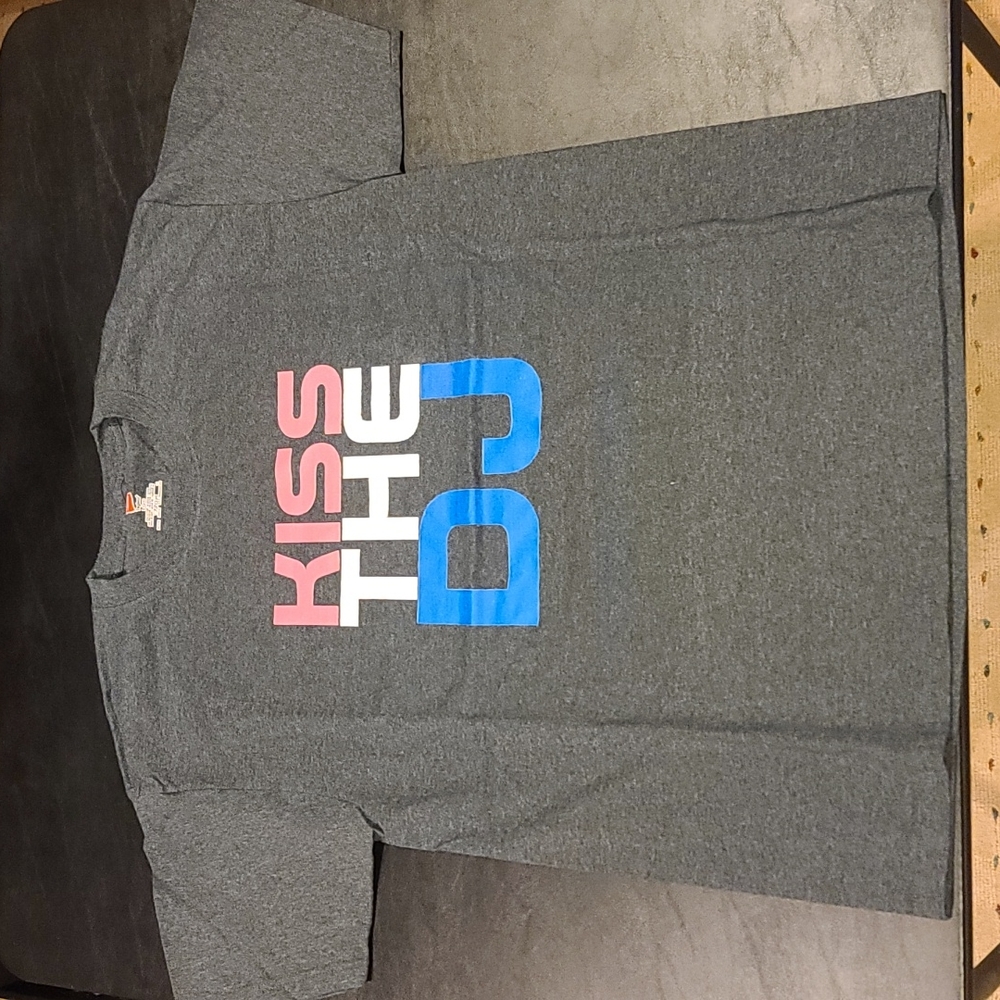 Custom 'Kiss the DJ' T-shirt in gray